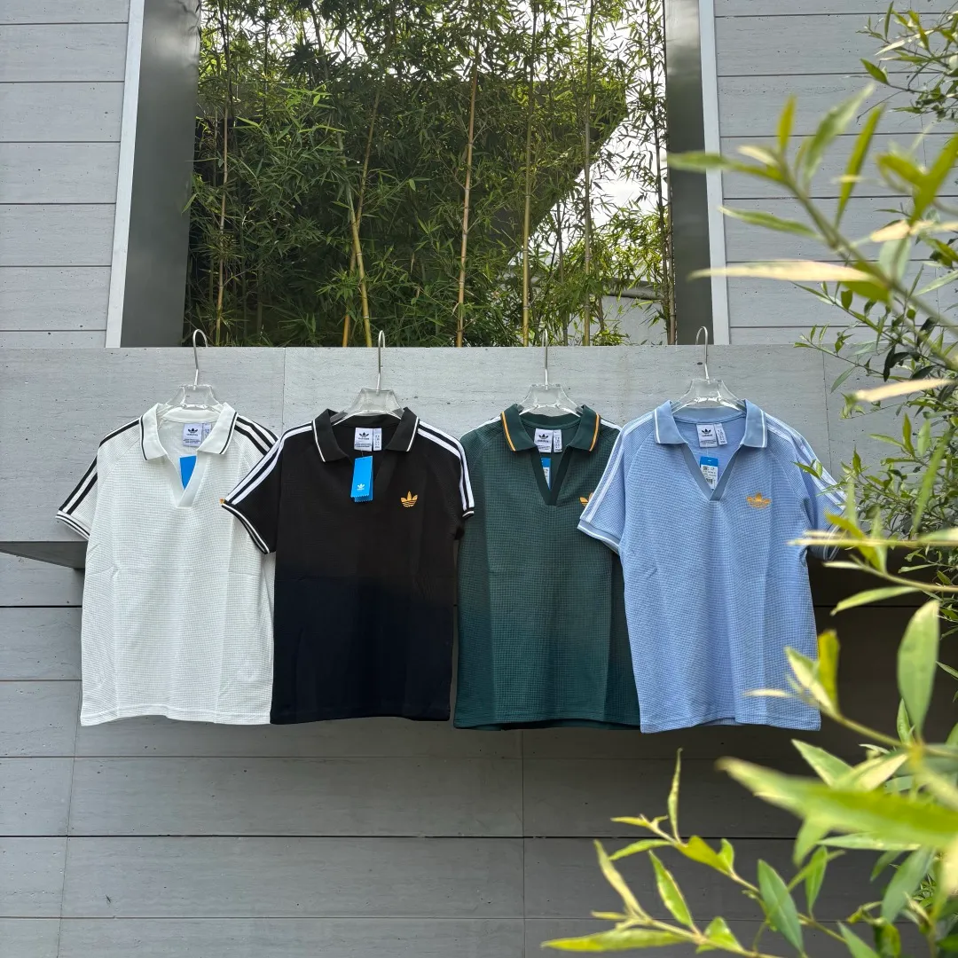 Chip version 𝟬𝟱𝟰𝟰𝟳# Exclusive real shot/difference between various stolen pictures and online picture versions on the market [𝗔𝗱𝗶𝗱𝗮𝘀Adidas clover chest embroidery for men and women Same Style𝗩 collar short sleeves] ✅Full set of 1:1 customized accessories ➕Customized three-label ➕𝗬𝘂𝗮𝗻 version hang tag ➕𝗹𝗼𝗴𝗼 packaging bag🔥 ➕Scan the tag to enter the official website. ✅Top Original version, ins Xiaohongshu Dewu Kuaishou and many bloggers wear it. ✅Adidas is a rare V-neck with no buttons, personalized setting and generous temperament, showing the elegance at a glance. ✅Three standards are customized with 270g waffle original Authentic custom-made imported fabrics for the watch, and the overall tailoring adopts three-dimensional structure tailoring! Ergonomically designed, more flexible when wearing! The cut is streamlined and streamlined, allowing you to move flexibly with your body! Integrates functionality, beauty and durability! Suitable for business, travel, leisure and many other occasions! ⭕The high version of the best products🐮is different from the junk products in the market🗯️The same picture but different prices means different versions. ❌Don’t be fooled by the same copywriters and pirated pictures from outside that mix and distribute high-luxury pictures at low prices. After comparing the quality, you will know where the gap is. Don’t lie. I don’t guarantee that my products are the cheapest, but I definitely guarantee that they are worth every penny of your hard-earned money! ‼ ️We don’t slash prices or lower prices, we supply products with care and only make high-end versions!!! Breasts Jimei must see the details of my home clearly, the pictures of my home are all real photos taken by the owner ❤️ Color: Green Size S-XXL